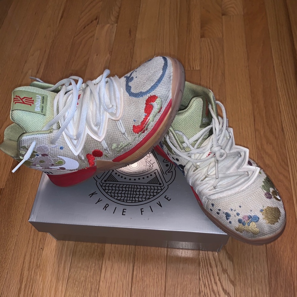 Very worn Kyrie Irving Bandalu sneaker size 6.5y